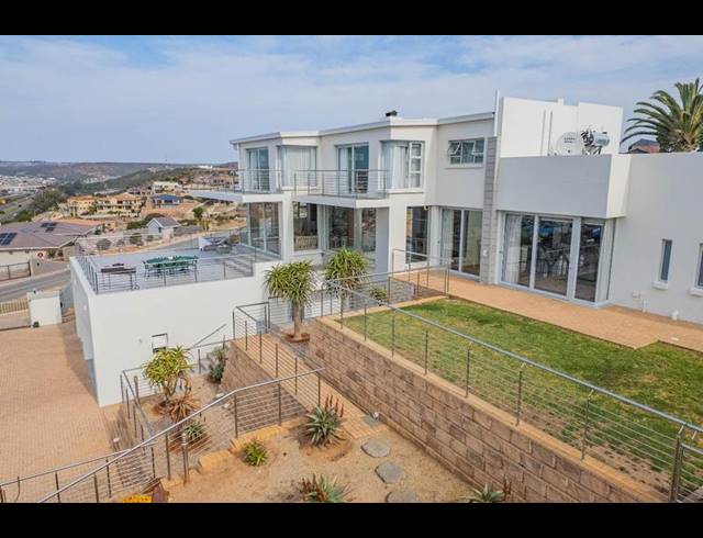 4 BEDROOM HOUSE FOR SALE IN HARTENBOS HEUWELS